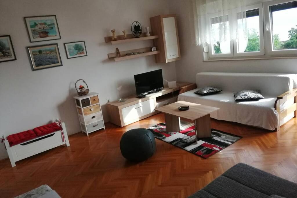Spacious 2-Room Apartment With Beautiful Sea View 茨里克韦尼察 外观 照片