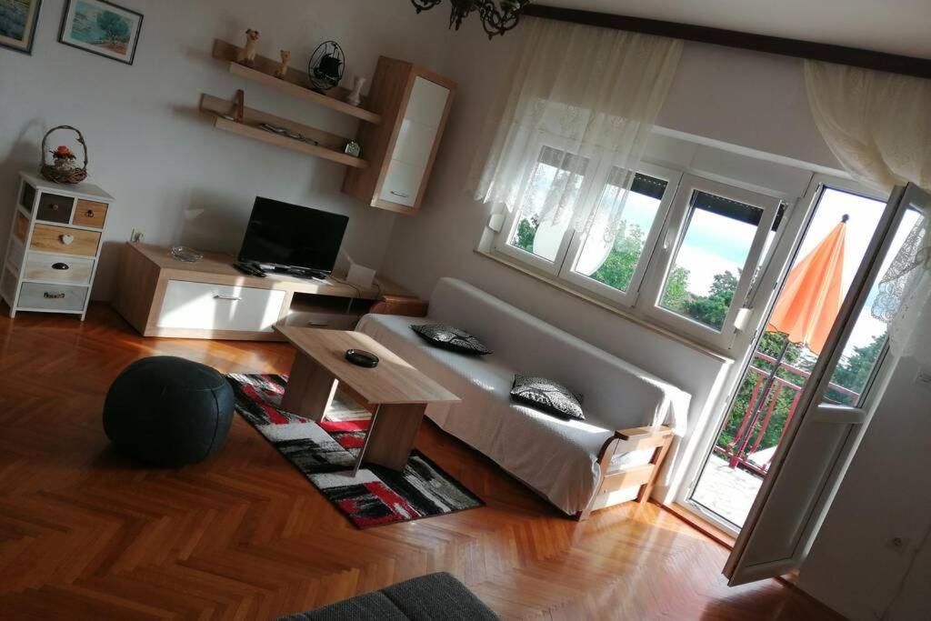 Spacious 2-Room Apartment With Beautiful Sea View 茨里克韦尼察 外观 照片