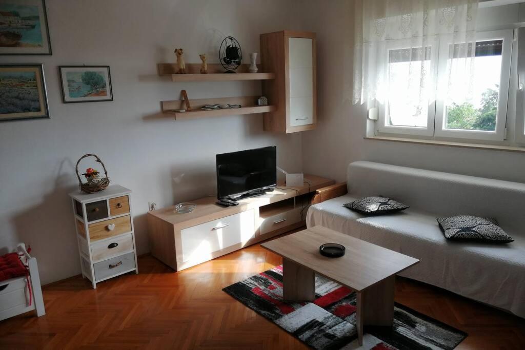 Spacious 2-Room Apartment With Beautiful Sea View 茨里克韦尼察 外观 照片