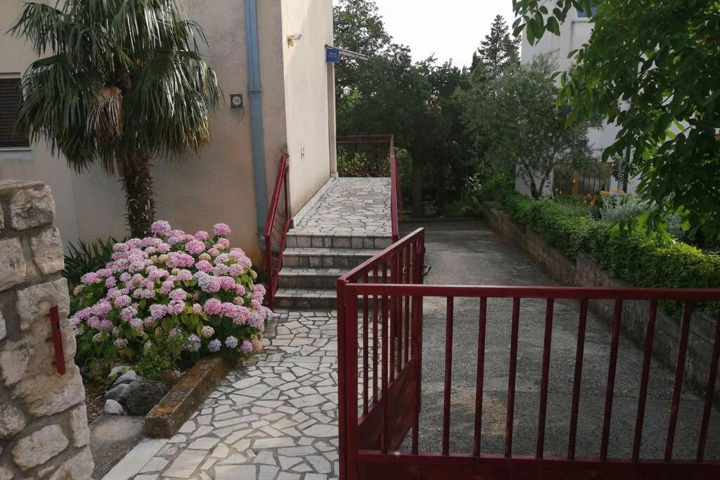 Spacious 2-Room Apartment With Beautiful Sea View 茨里克韦尼察 外观 照片